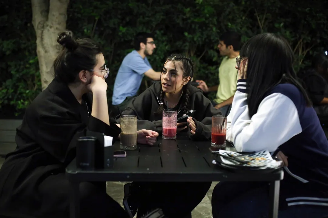 قهوه در مقابل چای | چگونه قهوه، سنت چند صد ساله چای ایران را به چالش می‌کشد