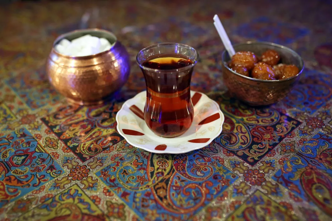 قهوه در مقابل چای | چگونه قهوه، سنت چند صد ساله چای ایران را به چالش می‌کشد