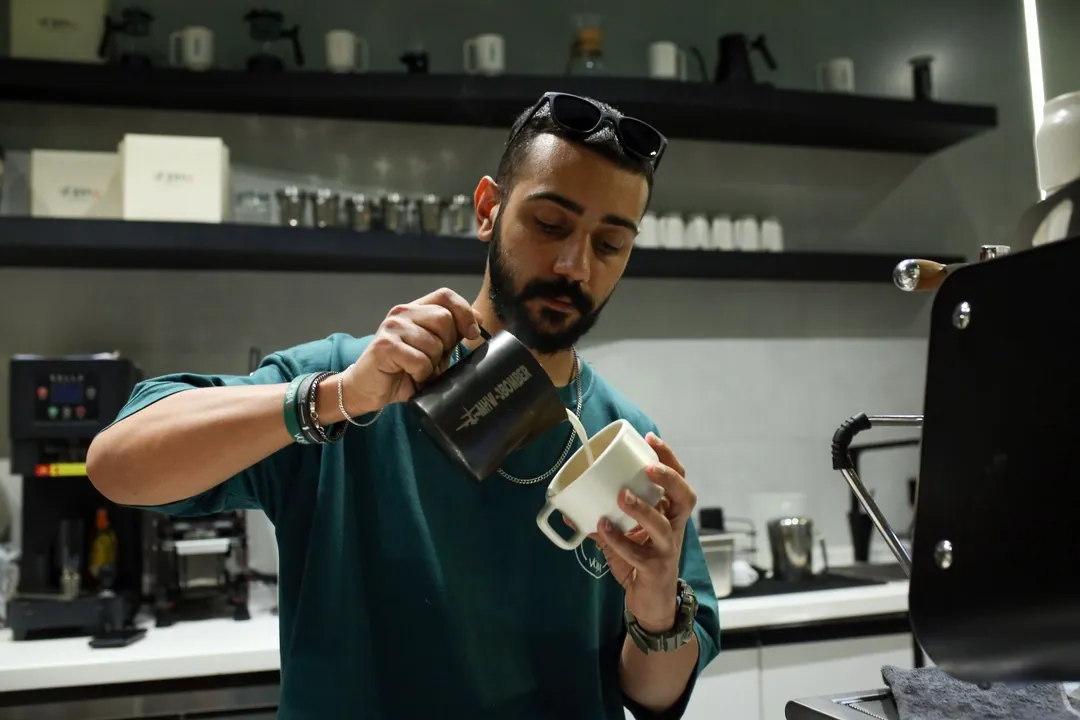 قهوه در مقابل چای | چگونه قهوه، سنت چند صد ساله چای ایران را به چالش می‌کشد